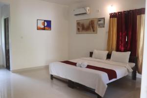 une chambre avec un lit dans une pièce dans l'établissement St. Anthony guest house., à Anjuna