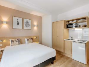 a hotel room with a bed and a kitchen at Aparthotel Adagio Access Bruxelles Europe Aparthotel in Brussels