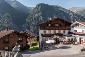 Una vista aérea de un edificio con montañas al fondo. en Alpengasthof Pichler, en Sankt Veit in Defereggen
