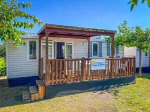 Budova, kde se kemp nachází