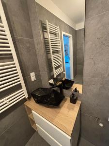 a bathroom with a sink and a mirror at Apartament Corner Śrem in Śrem