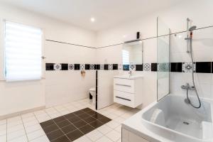 Un baño blanco con bañera y lavabo. en Chambre D'hôtes Nature, en Cabannes