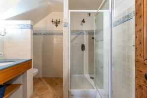 een badkamer met een douche en een wastafel bij Le Gite au coin du feu in Cabannes