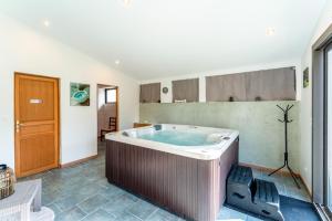 CabannesにあるLe Gite au coin du feuの部屋にはホットタブ付きの広いバスルームがあります