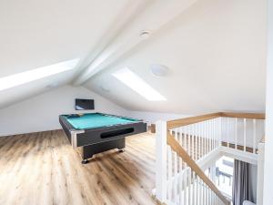 Cette chambre mansardée dispose d'un billard. dans l'établissement Nordseehaus für Gruppen - hell, modern, komfortabel, à Dagebüll