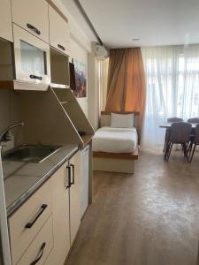 eine kleine Küche mit einem Bett in einem Zimmer in der Unterkunft Alice İn Taksim Apart in Istanbul