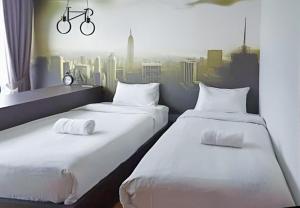 two beds in a room with a view of a city at KLCC View Penthouse in Kuala Lumpur +7 photos