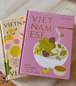 deux livres assis au-dessus d'une table dans l'établissement Bloom as you are, à Bologne