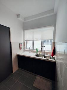 Kuchyň nebo kuchyňský kout v ubytování Sterling Haven 915 Glamping Style 3BR 10 Pax