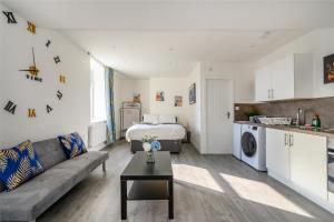 ブラッドフォードにある11F1 Captivating & luxurious Stayのソファとベッドのあるリビングルーム