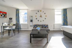 ブラッドフォードにある11F1 Captivating & luxurious Stayのリビングルーム(ソファ、壁掛け時計付) +6枚の写真