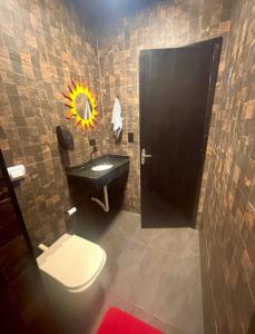 Bilik mandi di Little house in Paranaguá +5 gambar