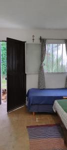 une chambre avec un lit bleu et une fenêtre dans l'établissement Departamento MGS, à Valle Hermoso