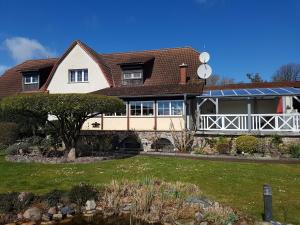 シュヴェットにあるFerienhaus Hasenhügel mit Seeblickのソラリウム付きの家