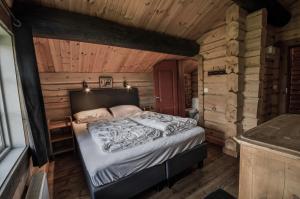 a bedroom with a bed in a log cabin at Charming Timber Lodge For Gathering And Celebrations in Beitostøl