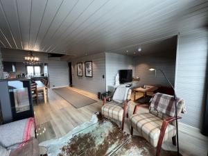 una sala de estar con un sofá y una mesa en Large Balcony With Panoramic Mountain Views, en Beitostølen 15 fotos más