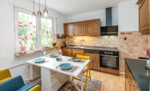 a kitchen with a table and some chairs in it at Haus mit großen Garten in Dreieich