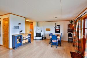 Køkken eller tekøkken på Central And Handicap Friendly 3 Bedroom Apartment