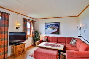 Et tv og/eller underholdning på Central And Handicap Friendly 3 Bedroom Apartment