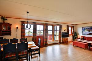 Et tv og/eller underholdning på Central And Handicap Friendly 3 Bedroom Apartment