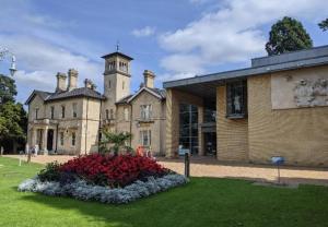 Κήπος έξω από το 5BDR Apartment By Homestyles Hosts Short Lets & Serviced Accommodation Widford With Free WiFi & Free Parking