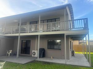 Cette maison dispose d'une terrasse et d'un balcon. dans l'établissement The Hobson Dual Living, close to surf beach and pet friendly, à Inverloch