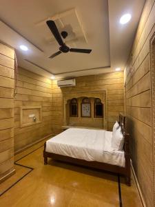 Postel nebo postele na pokoji v ubytování Hotel Majestic Jaisalmer