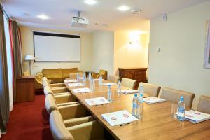 una sala de conferencias con una mesa larga y sillas en Victoria Hotel na Zamkovoy Minsk, en Minsk