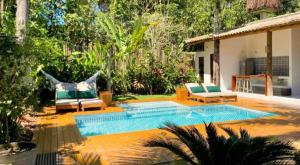 een zwembad in een tuin met 2 ligstoelen ernaast bij Villa Verde in Trancoso
