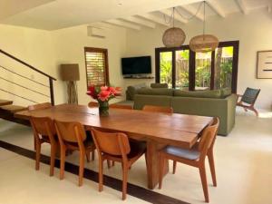 een woonkamer met een houten tafel en stoelen bij Villa Verde in Trancoso
