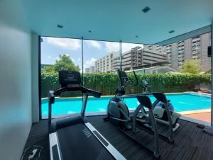 Bazén v ubytování Nimman S Condo 60sqm with Pool Gym nebo v jeho okolí