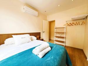 Un dormitorio con una cama con toallas. en Casa Maravilhosa no Coração de Santa Teresa, en Río de Janeiro 27 fotos más