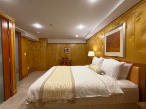 a bedroom with a large bed in a room at The Eldon Luxury Suites in Washington