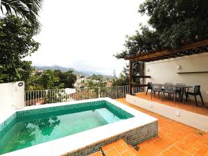 una piscina en un patio con mesa y sillas en Casa Maravilhosa no Coração de Santa Teresa, en Río de Janeiro