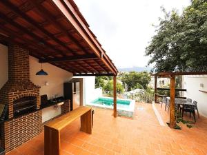 Un patio con chimenea y piscina. en Casa Maravilhosa no Coração de Santa Teresa, en Río de Janeiro