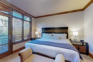 Una cama o camas en una habitación de Vail Lion Square 401N