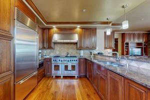 Una cocina o cocineta en Vail Lion Square 401N