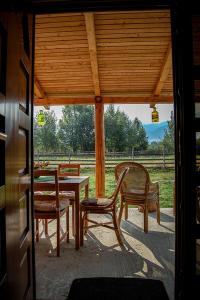 Balkoni atau teres di Musketeers Cabin