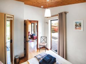 Una habitación con una cama y una puerta corrediza de vidrio. en Ash Lodge - Hw7442, en Nantmel