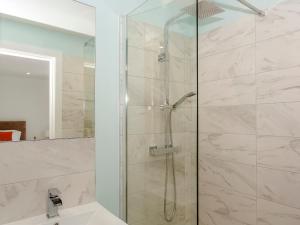 Ένα μπάνιο στο Waterside Lodge Thirteen - Uk11853 +8 φωτογραφίες