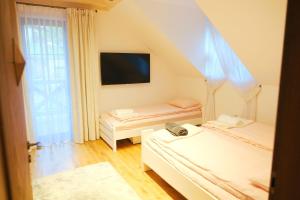 Ένα ή περισσότερα κρεβάτια σε δωμάτιο στο Willa Stefanówka