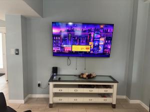 ein Flachbildfernseher, der an einer Wand hängt in der Unterkunft Egret - 1st Floor Freshly Updated Kit W&D 3 Miles to Beach in Bonita Springs
