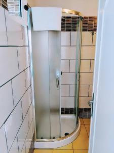 eine Dusche mit Glastür im Badezimmer in der Unterkunft Vista Mare BB in Anacapri + 20 Fotos