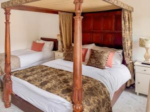 two beds in a room with two bedsitures at Warrington House-Uk48465 in Thornton Dale