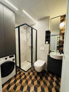 Un baño con ducha, inodoro y lavabo. en Amber Circle Apartment Palanga, en Palanga