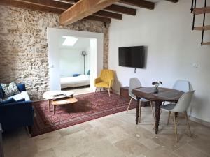 a living room with a table and a couch at Meulière de Charme in Maincy