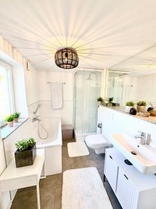 Bilik mandi di Lake view, central, terrace