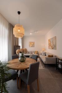 Posezení v ubytování Suite Nr 5 - J26 LUXURY APARTMENT, Jauniela 26 Old Riga - Great View & Top Location - 2 Bedrooms - 80 m2