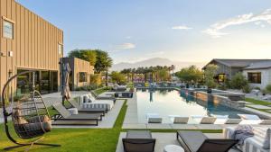 Bazén v ubytování 8BDR Villa TennisPickleball Golf Green Pool House Gym Bar Mesquite38 nebo v jeho okolí