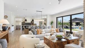 Posezení v ubytování 8BDR Villa TennisPickleball Golf Green Pool House Gym Bar Mesquite38